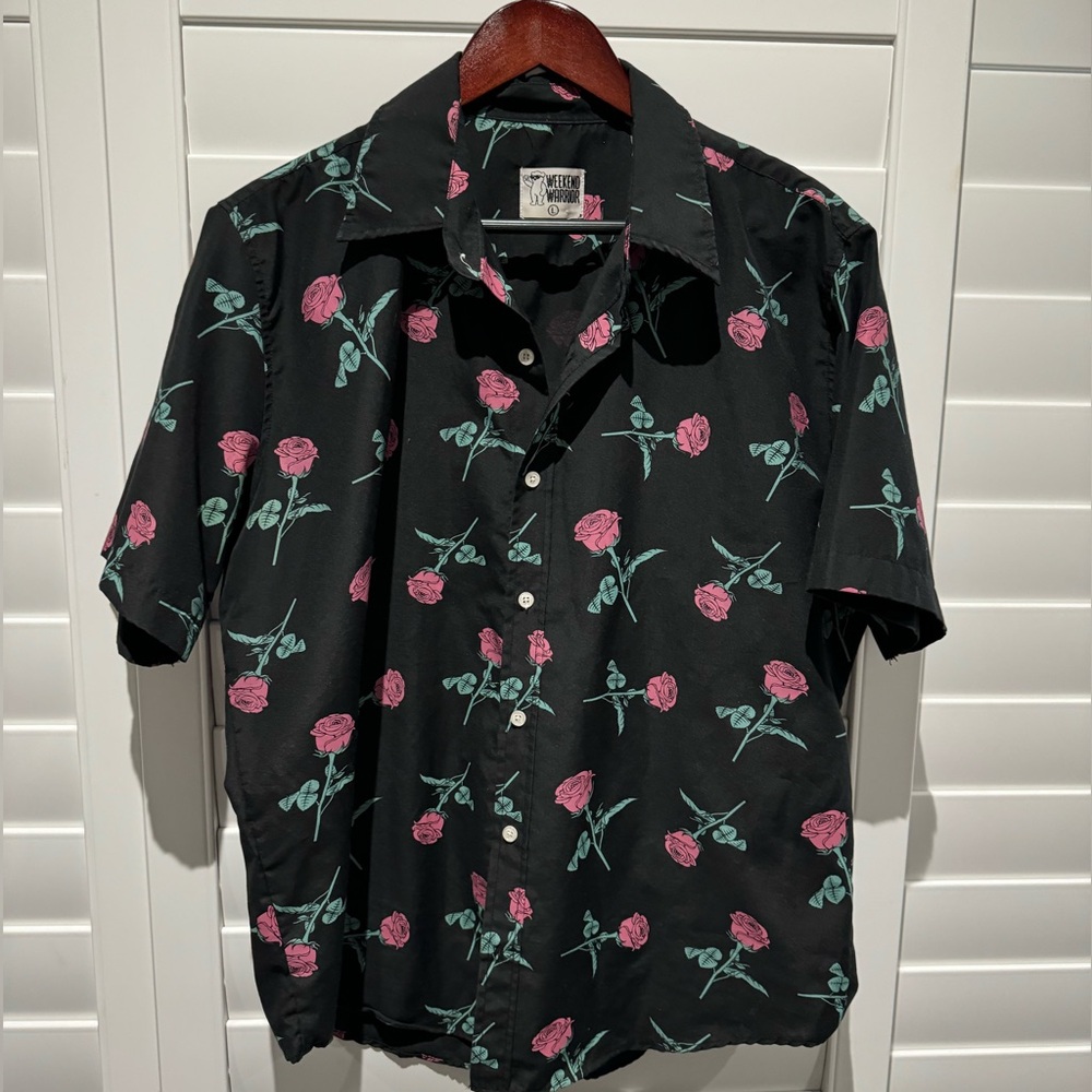 Weekend Warrior Roses Mens's Short Sleeve Collared Button Down Shirt Size L.